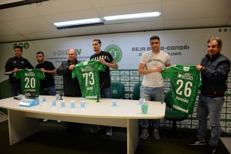 Xand&atilde;o, Derek e Luizinho foram os &uacute;ltimos refor&ccedil;os apresentados pela Chapecoense &mdash; Foto: J&uacute;lia Galv&atilde;o/Chapecoense/ND