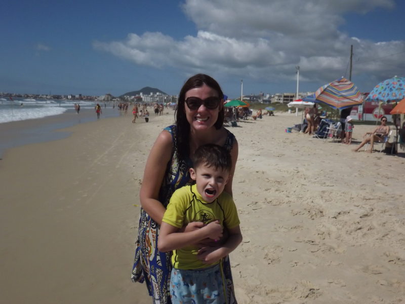 Ana Paula, tem quarenta e dois anos, é geóloga, autista e mãe de Frederico &#8211; de oito anos -, ambos surfam todos os domingos, por causa do projeto Onda Azul &#8211; Foto: Yuri Micheletti/ND