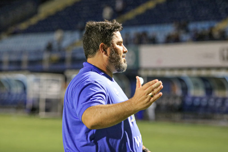 Eduardo Barroca durante jogo do Avaí