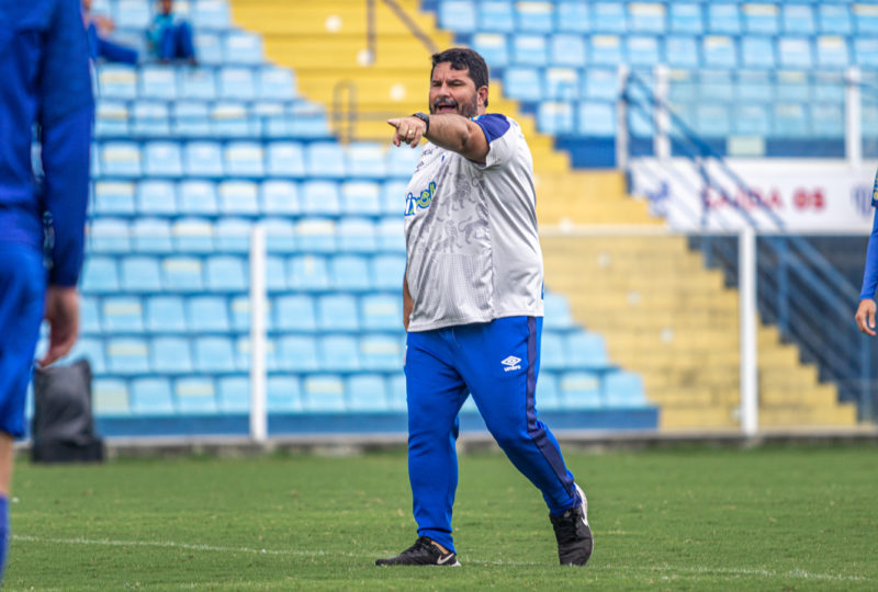 Eduardo Barroca aponta durante treino do Avaí