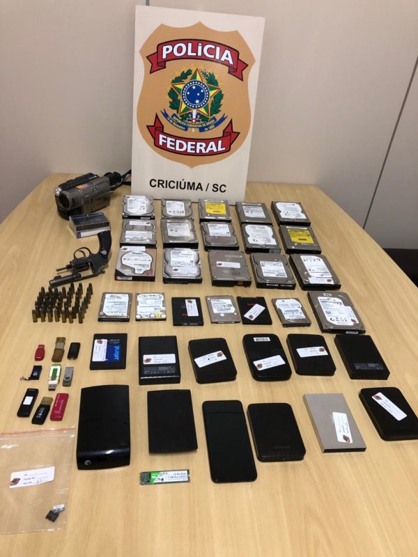 Apreens&atilde;o de celulares e materiais que continham pornografia infantil &eacute; realizada pela PF. – Foto: Pol&iacute;cia Federal/ND