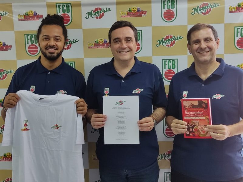da esquerda para a direita: Lucas In&aacute;cio (coord de comunica&ccedil;&atilde;o FCB), F&aacute;bio Deschamps (pres. FCB) e Luiz Augusto Archer (pesquisador e escritor FCB) – Foto: divulga&ccedil;&atilde;o Federa&ccedil;&atilde;o Catarinense de Basketball