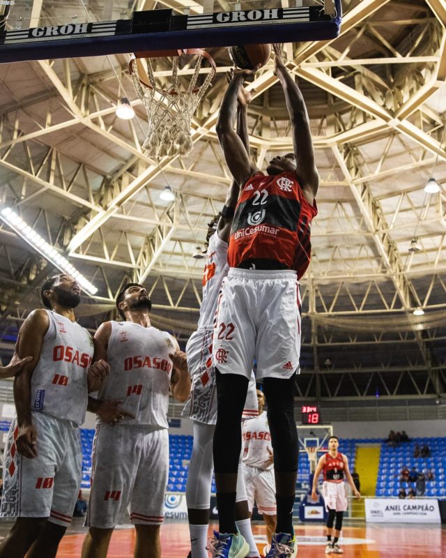 Emanuel do Flamengo Blumenau marcando mais 2 pontos importantes para o time – Foto: Diego Maranh&atilde;o – CBB