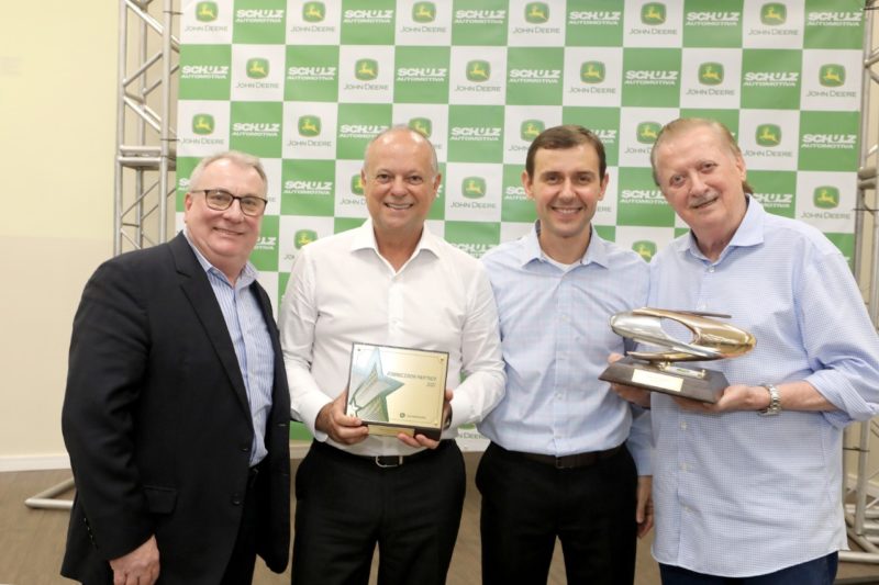 Da esquerda para direita: Paulo Rohde, Gerente de f&aacute;brica da John Deere Montenegro, Bruno Ferrari Salmeron, Diretor de Opera&ccedil;&otilde;es da Schulz Automotiva, R&eacute;gis Tiecher, Gerente Regional de Suprimentos da John Deere e Ovandi Rosenstock, Presidente da Schulz S.A – Foto: Schulz