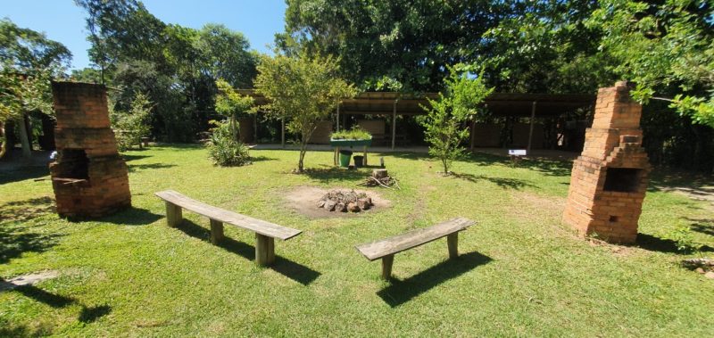 Camping Espaço Maeporã, em Palhoça, na Guarda do Embaú – Foto: Rotas Nativas/Divulgação