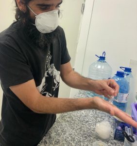 Um dos instrumentos da pesquisa, utilizado para alimentar os mosquitos criados em laborat&oacute;rio – Foto: Amanda Miranda/Agecom/Divulga&ccedil;&atilde;o/ND