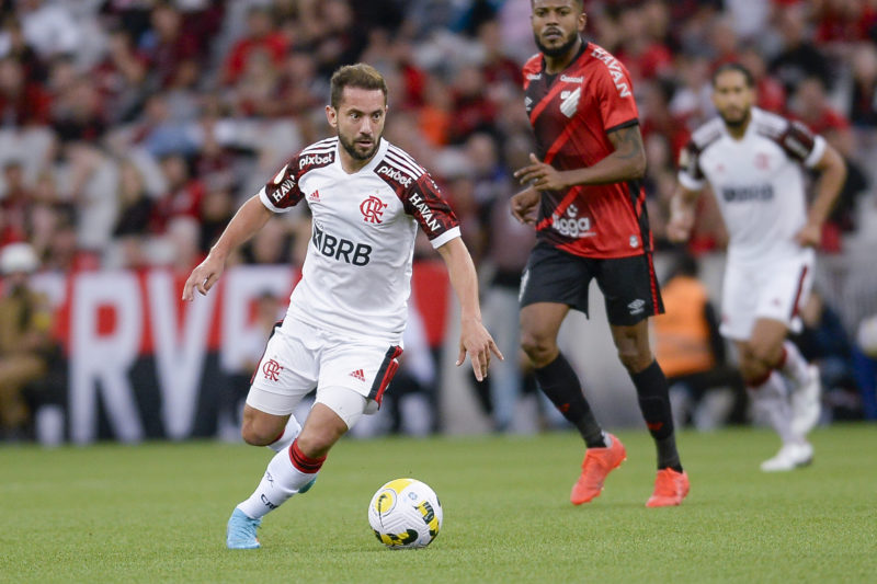 &Eacute;verton Ribeiro teve atua&ccedil;&atilde;o discreta no Paran&aacute; – Foto: Marcelo Cortes/Flamengo
