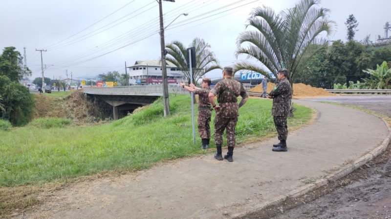 Militares do Exército fazem medições para avaliar instalação de ponte móvel &#8211; Foto: Divulgação/Ascom Pouso Redondo/ND
