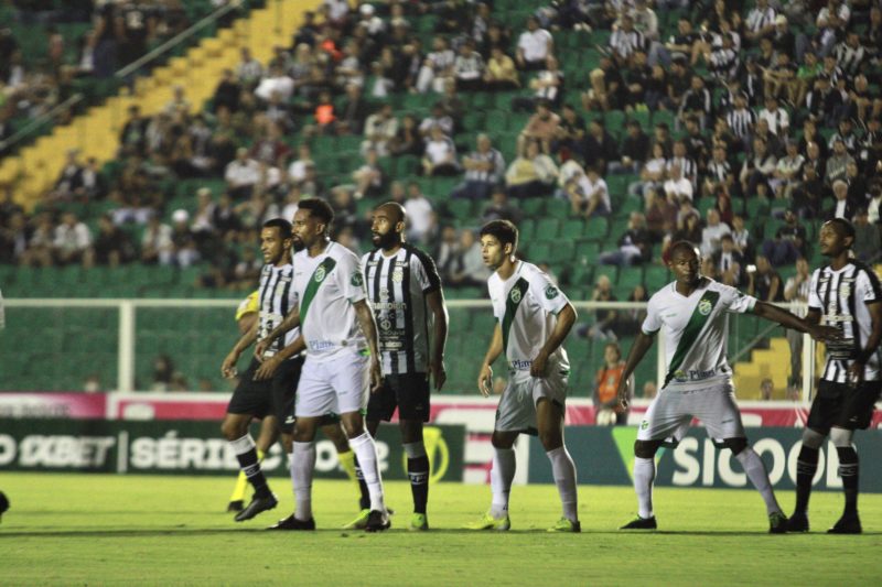 Volante do Figueirense pede desculpas após expulsão: 'só eu sei o quanto estou triste'