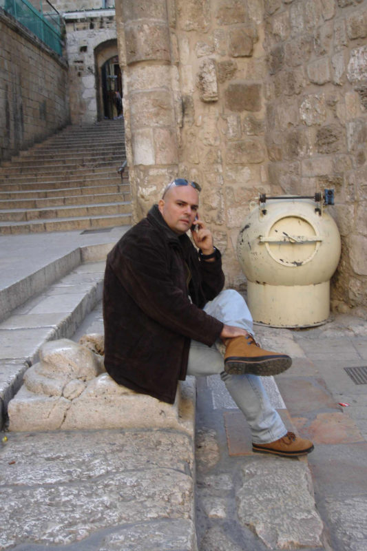 No Oriente M&eacute;dio, em 2006, numa das vezes em que foi operar feridos da guerra palestina – Foto: Divulga&ccedil;&atilde;o/ND