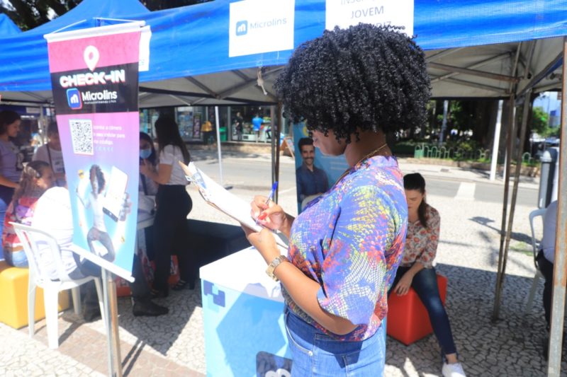 Feira Mais Empregos e Cursos no Largo da Catedral, no Centro de Florian&oacute;polis, teve participa&ccedil;&atilde;o de 20 empresas – Foto: PMF/Divulga&ccedil;&atilde;o/ND