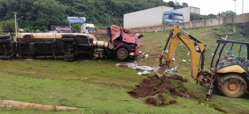 Caminh&atilde;o tombou &agrave;s margens da ponte do Goio-&Ecirc;n – Foto: Felipe Kreusch/ND