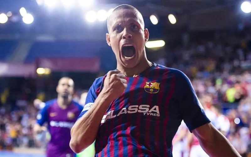 Ferrão chega a 300 gols e se torna segundo maior artilheiro do Barcelona