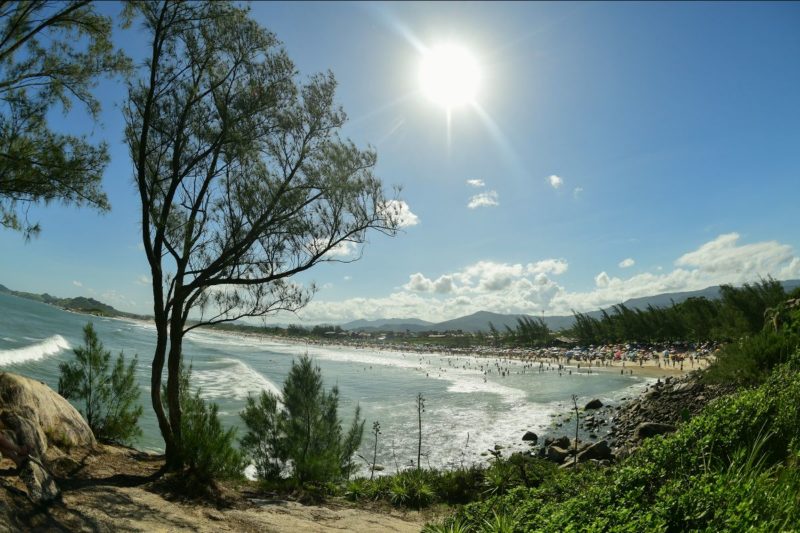 A clássica Garopaba e as boas ondas para o surf na Praia da Ferrugem, &#8211; Foto: Márcio David
