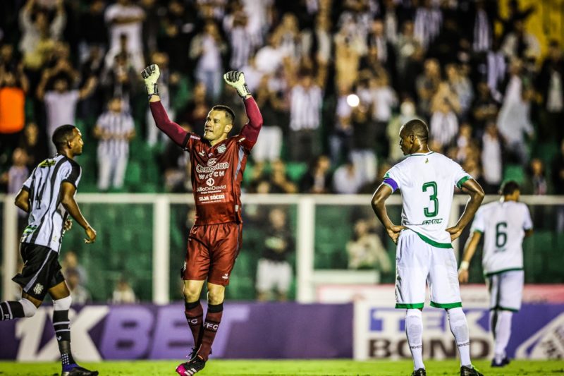 Goleiro Wilson marca o seu gol no retorno ao est&aacute;dio Orlando Scarpelli – Foto: Cristiano Andujar/AV Assessoria