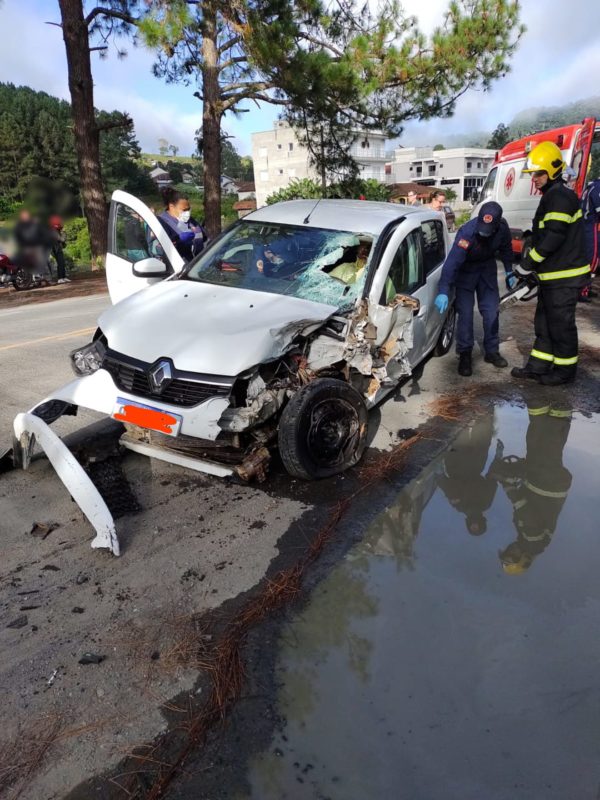 Motorista do carro, de 71 anos, ficou ferido – Foto: Divulga&ccedil;&atilde;o/15&ordm;BBM/ND