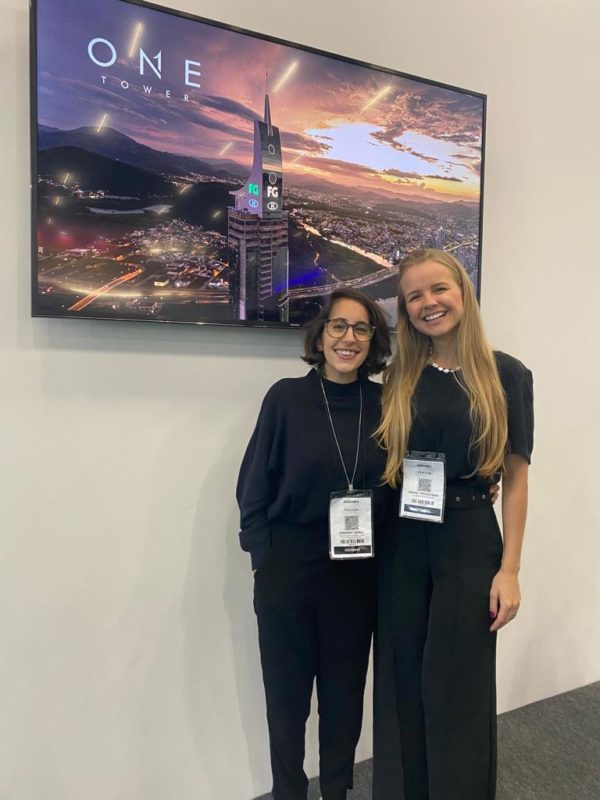 D&eacute;borah Kenig Alexandre, gestora de projeto do empreendimento One Tower, e a engenheira civil Sabine Bevian na Feicon – Foto: Apoio Comunica&ccedil;&atilde;o/Divulga&ccedil;&atilde;o