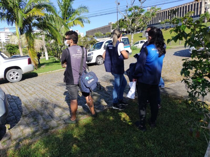 Agentes foram at&eacute; as casas denunciadas para verificar se havia de fato focos de dengue nos locais – Foto: PMF/Divulga&ccedil;&atilde;o/ND