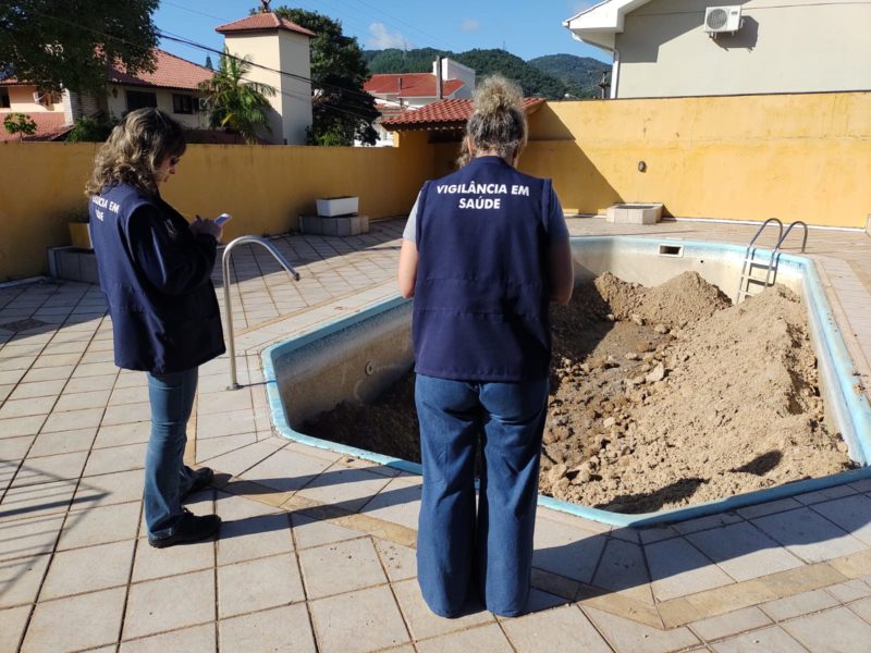 Piscina no Itacorubi que continha in&uacute;meros focos da doen&ccedil;a foi enchida com areia, e &eacute; vistoriada constantemente pelo CCZ – Foto: PMF/Divulga&ccedil;&atilde;o/ND
