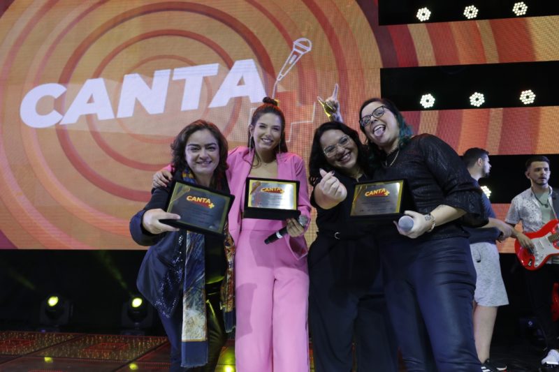 Elis Cardoso, Vit&oacute;ria Pedra, Mandah e Julian Gray no palco do canta+ – Foto: J&uacute;nior e Jos&eacute; Somensi/ND