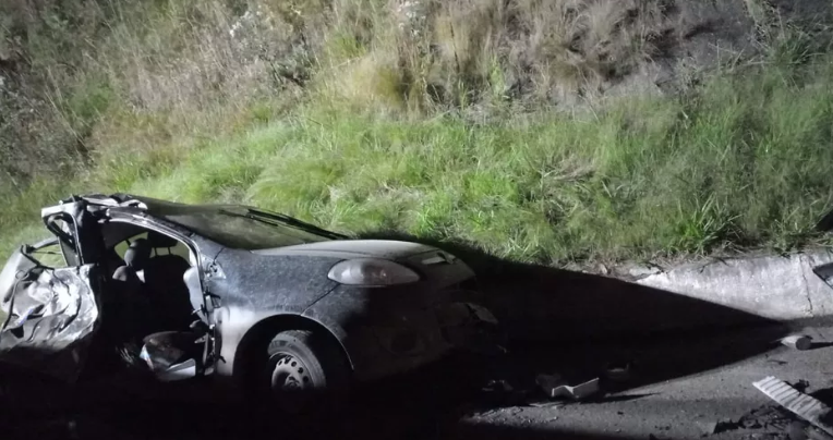 Segundo socorristas a lateral onde fica o assento do motorista teria batido em canaleta de concreto. Ve&iacute;culo ficou destru&iacute;do ap&oacute;s o acidente. – Foto: CBMSC/Divulga&ccedil;&atilde;o/ND