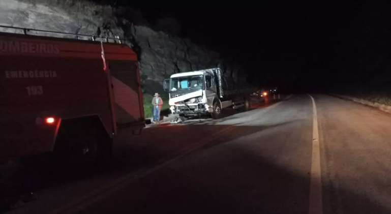 Mesmo com danos na regi&atilde;o dianteira do caminh&atilde;o, motorista e carona passam bem e n&atilde;o tiveram ferimentos. – Foto: CBMSC/Divulga&ccedil;&atilde;o/ND