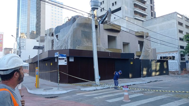 Na manh&atilde; desta quinta-feira (21), regi&atilde;o onde pr&eacute;dio demolido derrubou postes em Balne&aacute;rio Cambori&uacute; j&aacute; estava controlada – Foto: Reprodu&ccedil;&atilde;o/ND
