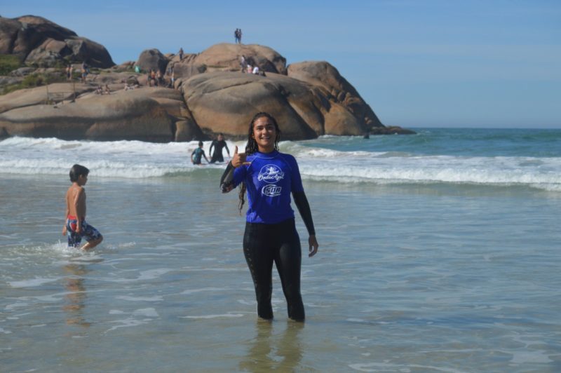 Sara Uchôa, de 32 anos, é psicóloga, surfista e está a frente da coordenação nacional do projeto Onda Azul &#8211; Foto: Arquivo Pessoal/Sara