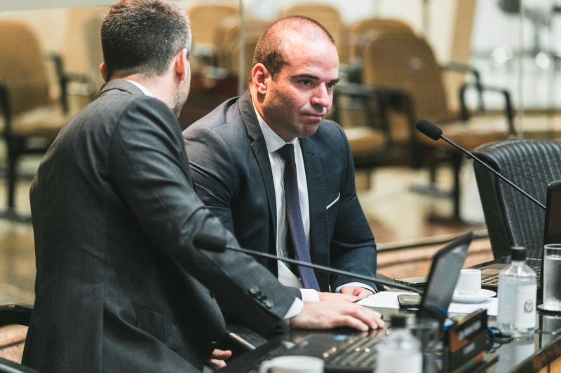 Foto mostra Jessé Lopes na tribuna, ele veste um terno