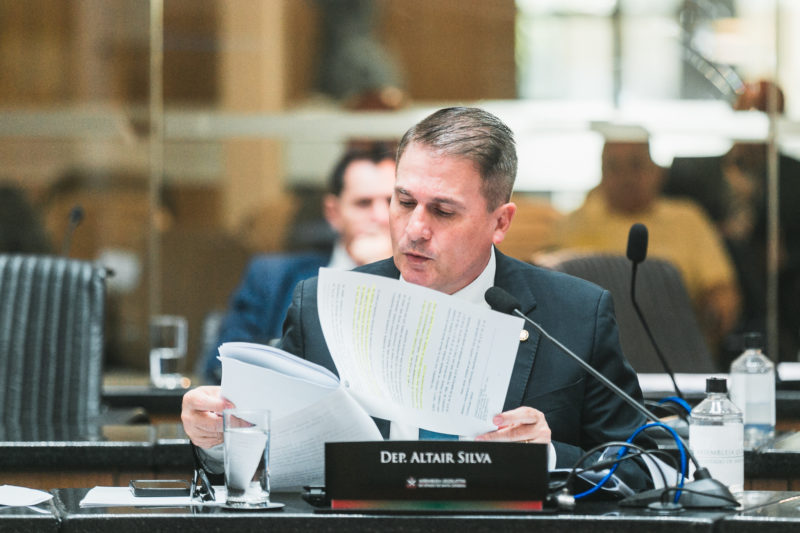 Deputado Altair Silva (PP), leu o relat&oacute;rio voto e decidiu pela admissibilidade do projeto de lei original – Foto: Bruno Colla&ccedil;o/Ag&ecirc;ncia AL/ND