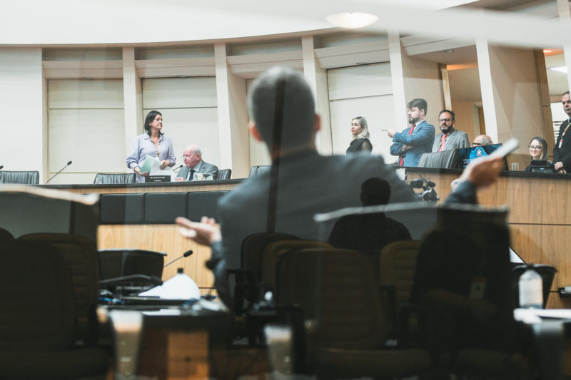 Deputados Marcos Vieira e Bruno Souza discutiram ostensivamente na reuni&atilde;o da Comiss&atilde;o – Foto: Bruno Colla&ccedil;o/Ag&ecirc;ncia AL/ND