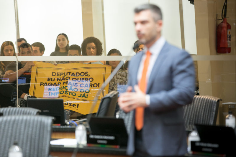 Manifestantes e o deputado Bruno Souza, autor das a&ccedil;&otilde;es – Foto: Rodolfo Esp&iacute;nola/Divulga&ccedil;&atilde;o/ND