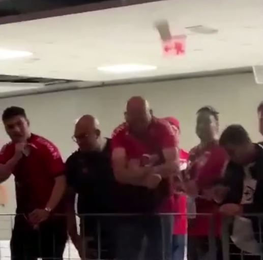 Incidente em que torcedor jogou um copo de cerveja em Luciano Hang aconteceu na final da Copa do Brasil em 2021 – Foto: Reprodu&ccedil;&atilde;o/Internet