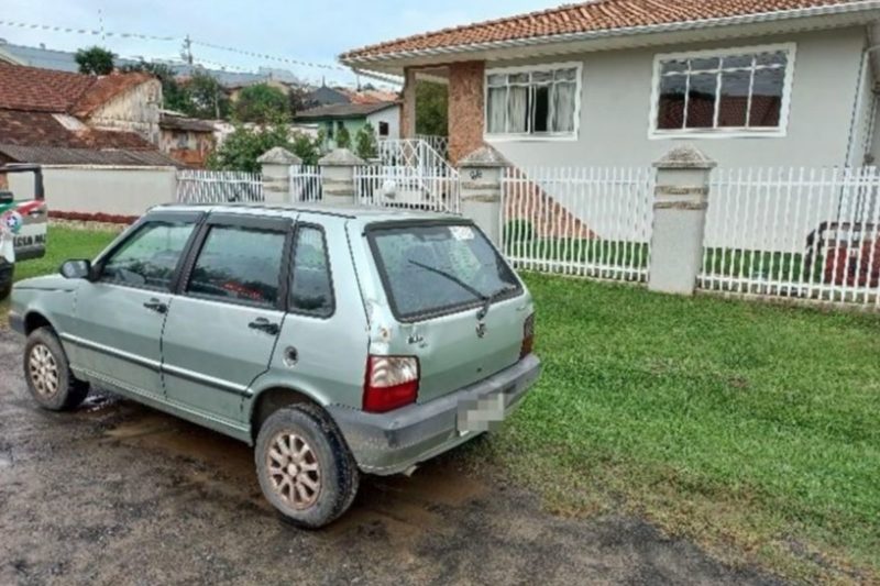 Suspeitos tentaram de tudo para furtar o carro, mas se deram mal e abandonaram ve&iacute;culo na rua – Foto: PM/Divulga&ccedil;&atilde;o