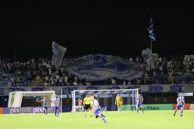 Torcia festejou a vit&oacute;ria ap&oacute;s “tranquilidade” e tens&atilde;o no final da partida – Foto: Frederico Tadeu/Ava&iacute; FC