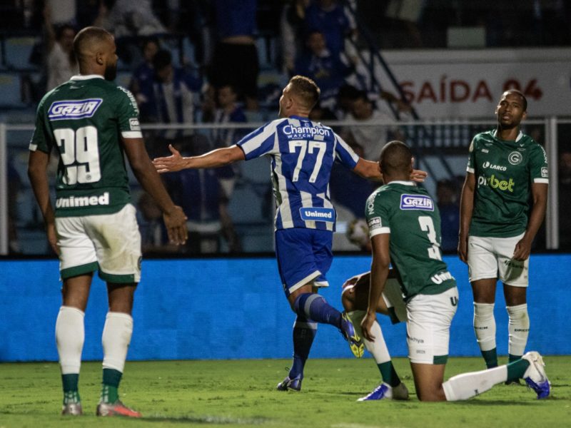 Bissoli comemora gol contra o Goiás