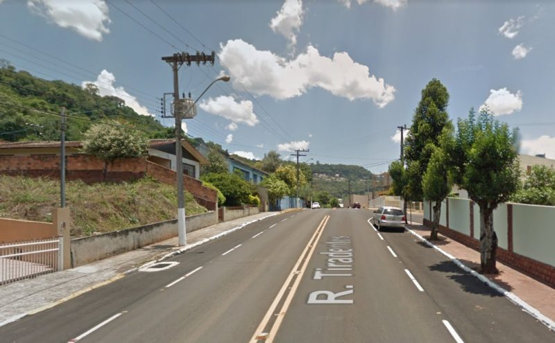 Tentativa de homic&iacute;dio ocorreu na rua Tiradentes, no Centro da cidade. – Foto: Google Street View/Reprodu&ccedil;&atilde;o/ND