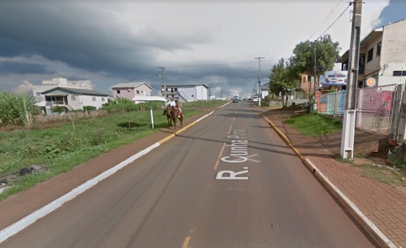 Homem chegava em casa quando foi atingido por tiros. – Foto: Google Street View/Reprodução/ND