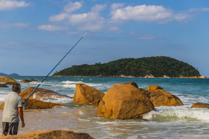 Uma prosaica pescaria tamb&eacute;m &eacute; poss&iacute;vel ser feita numa das praias mais concorridas de Santa Catarina – Foto: Germano Rorato Neto/Divulga&ccedil;&atilde;o