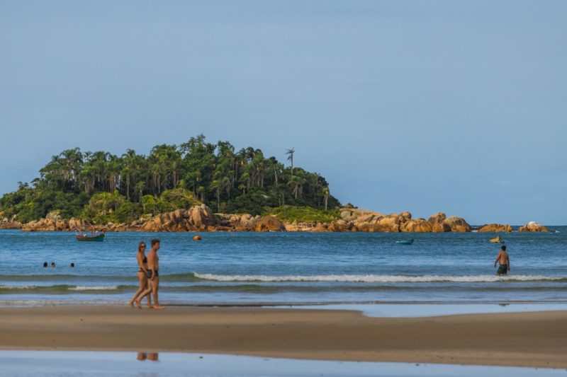 Praia de Palmas é uma das mais concorridas da região &#8211; Foto: Germano Rorato Neto/Divulgação