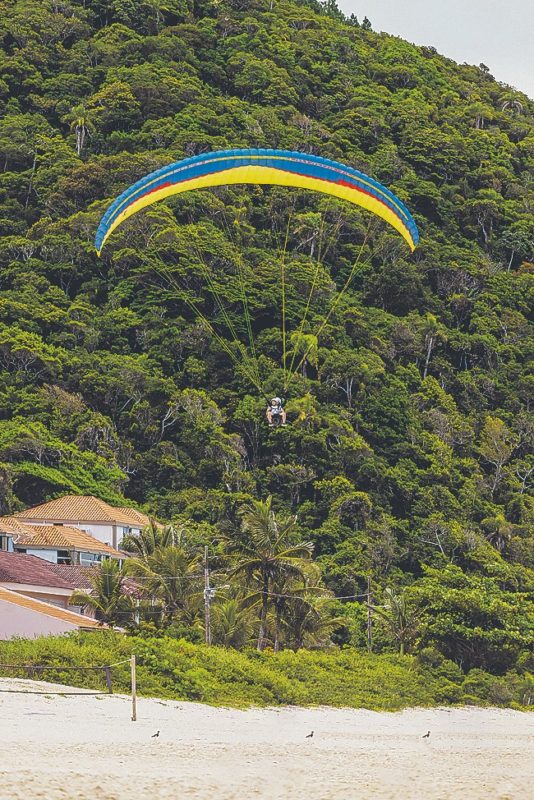 Voo de parapente está entre as atividades esportivas oferecidas por agências em Governador &#8211; Foto: Germano Rorato Neto/Divulgação
