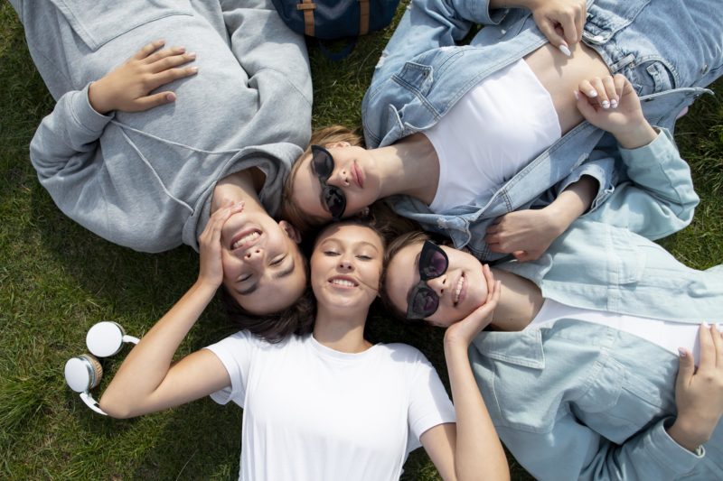 Mulher vira amiga das quatro amantes do ex: ‘Tinha conex&otilde;es com todas’ – Foto: Freepik/Divulga&ccedil;&atilde;o ND