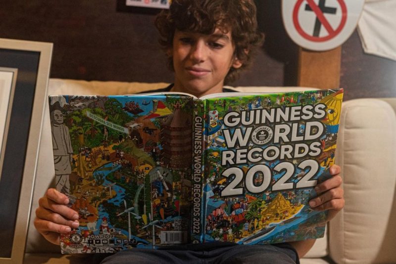 Skatista brasileiro carimbou o nome nas páginas do Guinness Book 2022 &#8211; Foto: instagram @gui_khury
