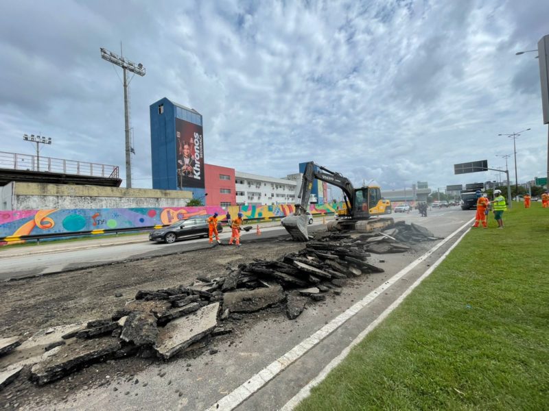 Rompimento de uma adutora na avenida Gustavo Richard interrompeu o acesso ao Sul da Ilha pela via – Foto: Casan/Divulga&ccedil;&atilde;o/ND