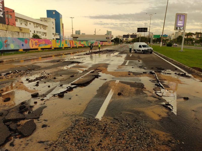 Tr&ecirc;s pistas da Gustavo Richard, sentido ponte ao t&uacute;nel, est&atilde;o interrompidas – Foto: Paulo Mueller/NDTV