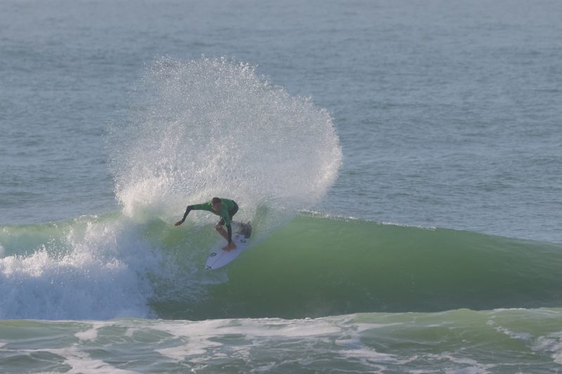 Bem nos 2 dias: Heitor Mueller representa a nova geração do surf catarinense na Praia da Ferrugem &#8211; Foto: Daniel Smorigo / World Surf League