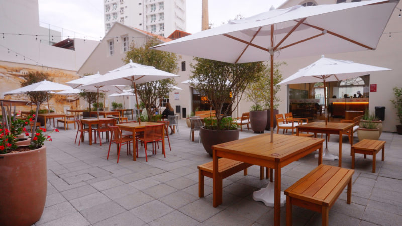 Quem prefere curtir momentos de lazer ao lado da fam&iacute;lia e amigos ao ar livre tamb&eacute;m pode aproveitar a pra&ccedil;a externa Annita Hoepcke da Silva e o Biergarten do Armaz&eacute;m Rita Maria – Foto: Heitor Pergher/Especial para o ND