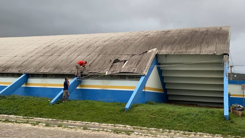 Ginásio teve parte do telhado arrancado com vendaval &#8211; Foto: Israel Costa/Prefeitura de Imbituba/Divulgação/ND