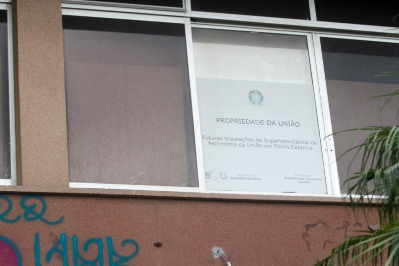 Placa indica que o pr&eacute;dio faz parte do patrim&ocirc;nio da Uni&atilde;o – Foto: Leo Munhoz/ND