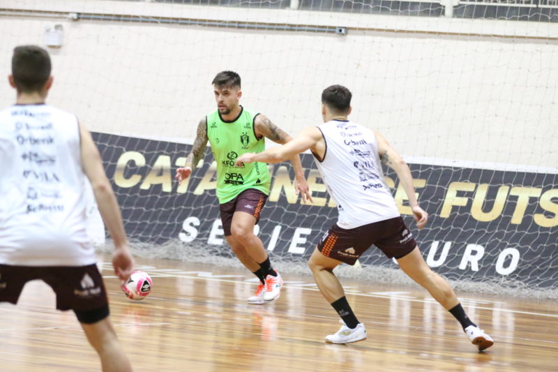 L&eacute;o volta ao Brasil ap&oacute;s 13 anos jogando fora do pa&iacute;s e dividir&aacute; quadra com o primo – Foto: Juliano Schmidt/JEC Futsal/Divulga&ccedil;&atilde;o/ND